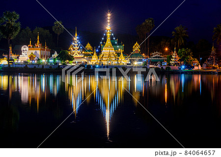 Night light and water reflection Wat Jongklang - Wat Jongkham the most favourite place for tourist in Mae hong son, Thailand. 84064657