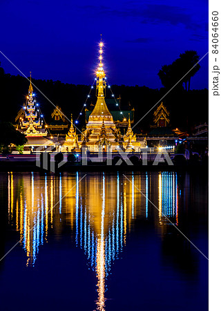 Night light and water reflection Wat Jongklang - Wat Jongkham the most favourite place for tourist in Mae hong son, Thailand. 84064660