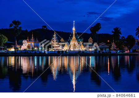 Night light and water reflection Wat Jongklang - Wat Jongkham the most favourite place for tourist in Mae hong son, Thailand. 84064661