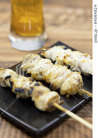 おいしいヤキトリ、塩とビール 84064824