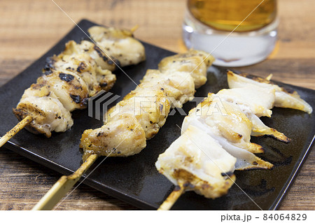 おいしい焼き鳥 塩とビールの写真素材