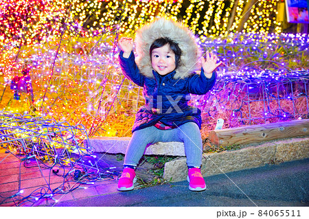 イルミネーションに大喜びの女の子 84065511
