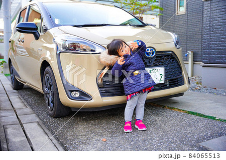 車の前でモデルポーズを取る女の子 車の前でモデルポーズを取る女の子 84065513
