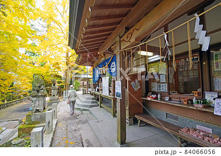 福岡県添田町の英彦山中腹にある紅葉名所高住神社 84066056