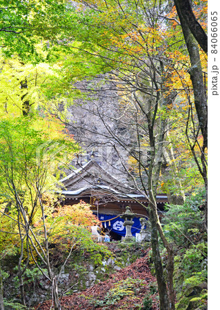 福岡県英彦山中腹にある高住神社拝殿と天狗岩 84066065