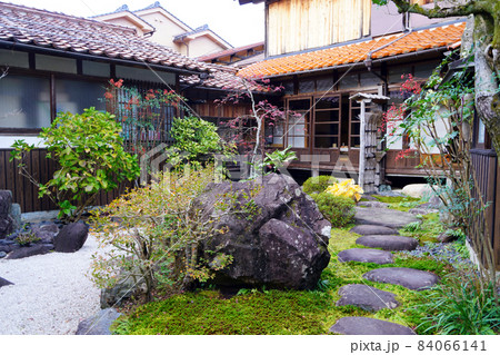 【重要伝統的建造物群保存地区】若桜地区の仮屋通りの若桜民工芸館の中庭1 鳥取県八頭郡若桜町 【重要伝統的建造物群保存地区】若桜地区の仮屋通りの若桜民工芸館の中庭1 鳥取県八頭郡若桜町 84066141