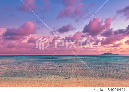 沖縄　サンセットの空と海が美しい宮古島のお浜ビーチ 84066401