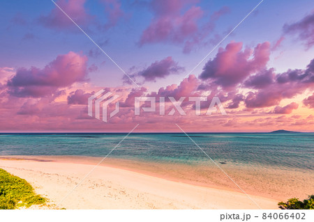 沖縄　サンセットの空と海が美しい宮古島のお浜ビーチ 84066402
