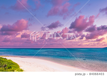 沖縄　サンセットの空と海が美しい宮古島のお浜ビーチ 84066403