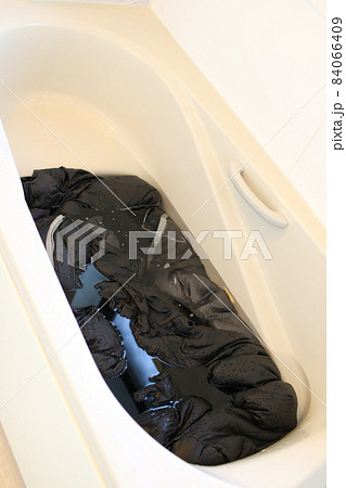 寝袋を浴槽に入れて洗う様子 寝袋を浴槽に入れて洗う様子 84066409