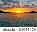 海に昇る日の出 84066420