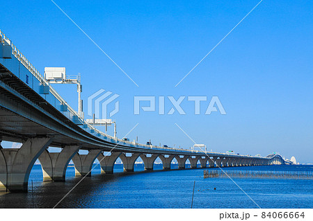 【千葉県木更津市】東京湾アクアラインと青空風景 84066664