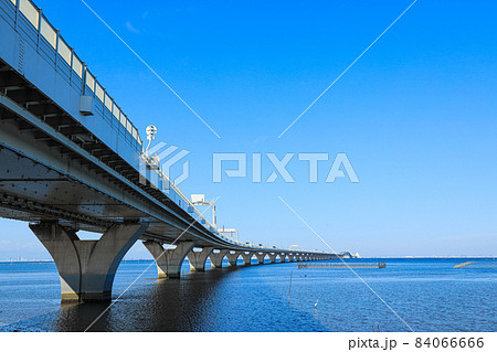 【千葉県木更津市】東京湾アクアラインと青空風景 84066666