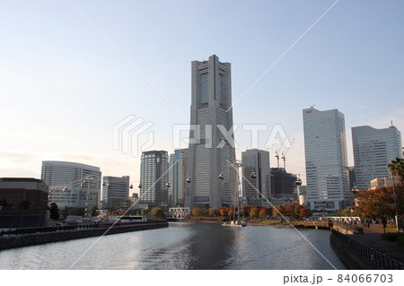 横浜みなとみらいの運河とロープウェイと高層ビルの風景 横浜みなとみらいの運河とロープウェイと高層ビルの風景 84066703