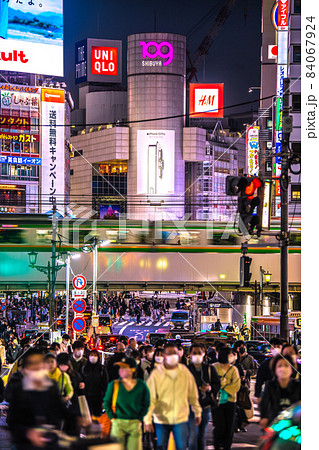 日本の東京都市景観 11月・再び感染拡大…渋谷は脅威の人流…新たな動線が…奥はス交差点=11月17日 日本の東京都市景観 11月・再び感染拡大…渋谷は脅威の人流…新たな動線が…奥はス交差点=11月17日 84067924