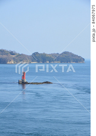 瀬戸内海・赤い灯台(伯方島/愛媛県今治市伯方町) 瀬戸内海・赤い灯台(伯方島/愛媛県今治市伯方町) 84067975
