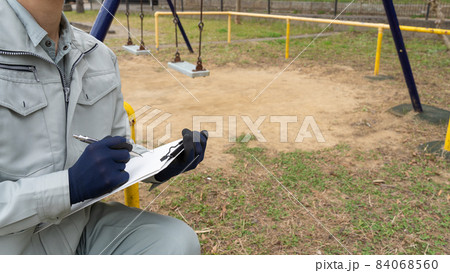 ブランコを点検する作業員|公園遊具の点検イメージ ブランコを点検する作業員|公園遊具の点検イメージ 84068560