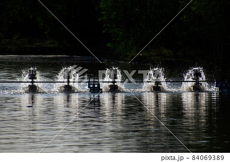 A water turbine used to rotate the water in the aquaculture pond with a forward propeller to create air bubbles for adding oxygen to the water. 84069389