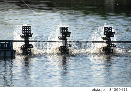 A water turbine used to rotate the water in the aquaculture pond with a forward propeller to create air bubbles for adding oxygen to the water. A water turbine used to rotate the water in the aquaculture pond with a forward propeller to create air bubbles for adding oxygen to the water. 84069411