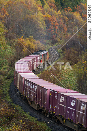 石北本線を行くDF200プッシュプル臨時貨物列車(通称玉ねぎ列車)が秋の紅葉の中を走る 石北本線を行くDF200プッシュプル臨時貨物列車(通称玉ねぎ列車)が秋の紅葉の中を走る 84069846