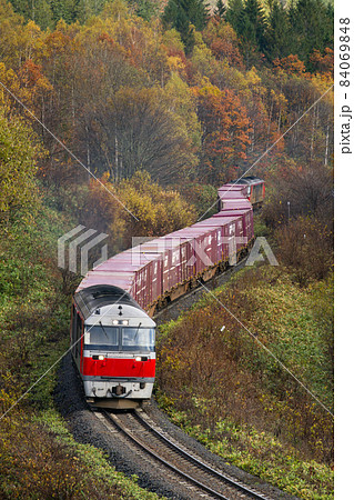 石北本線を行くDF200プッシュプル臨時貨物列車(通称玉ねぎ列車)が秋の紅葉の中を走る 石北本線を行くDF200プッシュプル臨時貨物列車(通称玉ねぎ列車)が秋の紅葉の中を走る 84069848