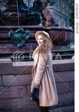 Romantic pretty woman near the fountain Romantic pretty woman near the fountain 84069858