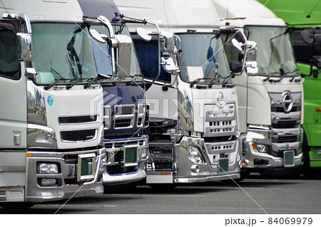 物流イメージ　パーキングに並ぶトラック 84069979