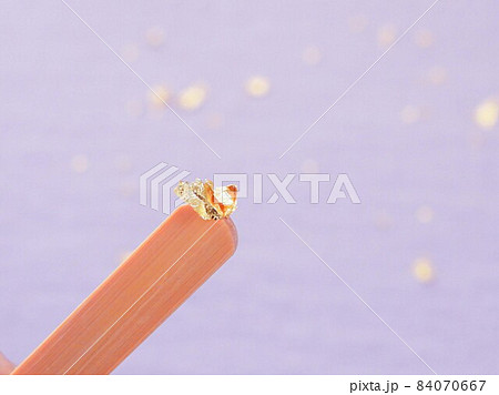 食用金粉を掴む 食用金粉を掴む 84070667
