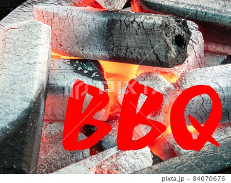炭火背景にbbqの文字 炭火背景にbbqの文字 84070676