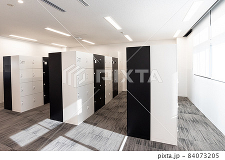 きれいなロッカールームのイメージ 84073205