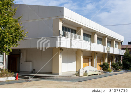 小学校の体育館 84073756