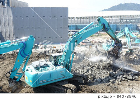 大型重機によるビル解体工事現場 取り壊し 大型重機によるビル解体工事現場 取り壊し 84073946