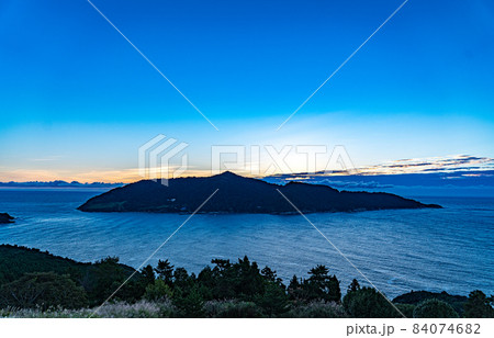 金華山の夜明け（宮城県石巻市） 84074682