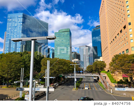 東京・新宿新都心の高層ビル街 84074756
