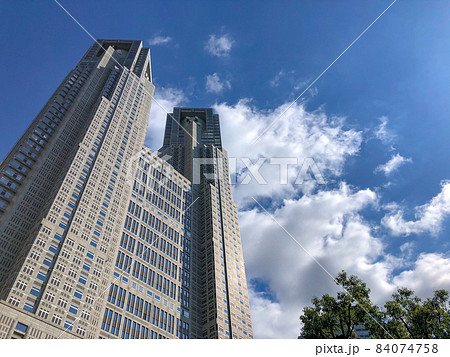東京・新宿新都心の東京都庁第一本庁舎 84074758