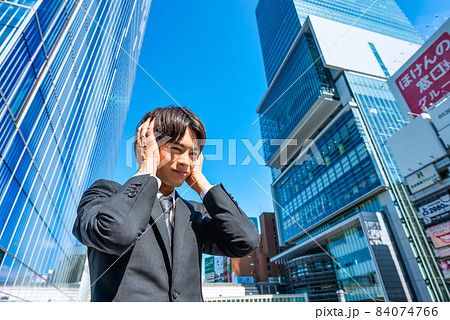 悩む若いビジネスマン　耳を塞ぐ 84074766