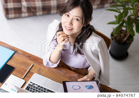 デスクワークをしているビジネスウーマン 84074767