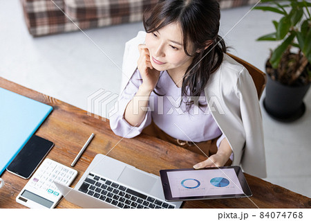 デスクワークをしているビジネスウーマン 84074768