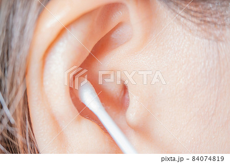 綿棒で耳掃除 84074819