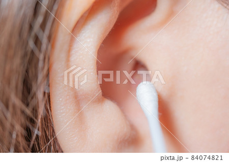 綿棒で耳掃除 綿棒で耳掃除 84074821