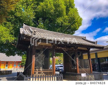 東京中野・宝仙寺仁王門 84074828