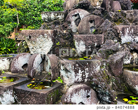 東京中野・宝仙寺臼塚 84074888