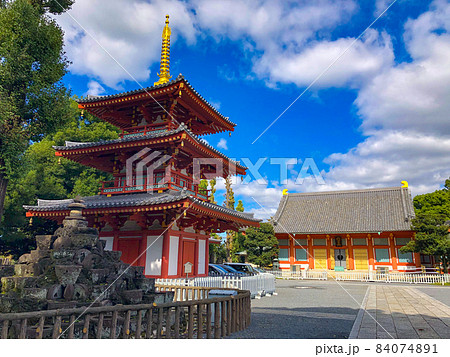 東京中野・宝仙寺境内の本堂、三重塔、臼塚 84074891