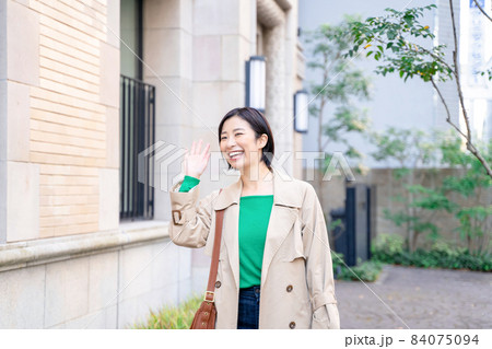 笑顔の女性　屋外 84075094