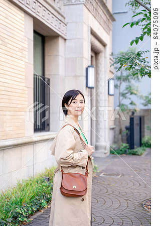 笑顔の女性　屋外 84075096