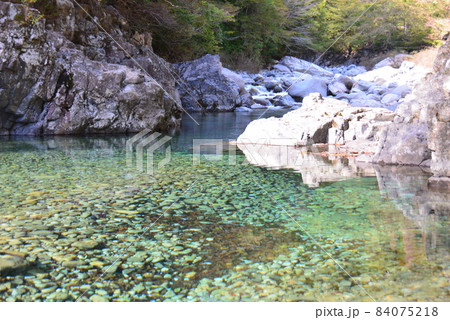 透き通った阿寺川の流れ 84075218