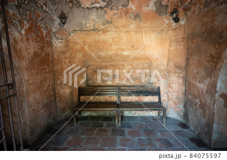 国旗掲揚台（Cột cờ Hà Nội）内にある古びたベンチ 84075597