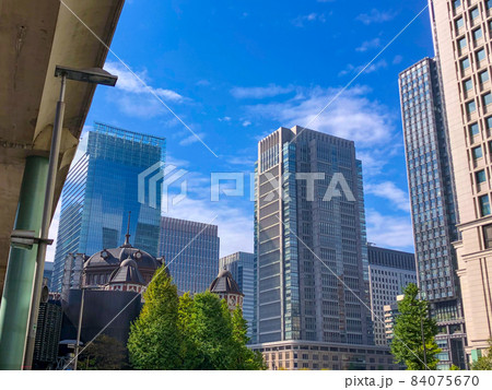 東京駅丸の内口の高層ビル群 東京駅丸の内口の高層ビル群 84075670