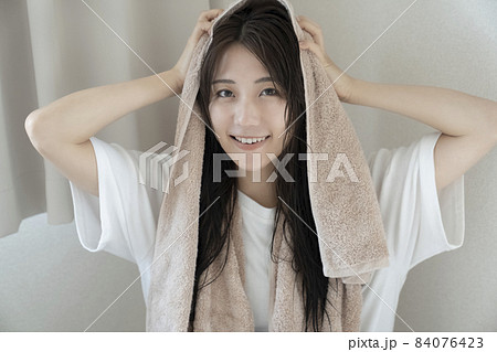 お風呂上がりの女性 お風呂上がりの女性 84076423