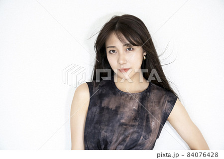 髪の毛が風でなびく女性のポートレート 髪の毛が風でなびく女性のポートレート 84076428